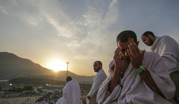 pilgrims wearing ihram for umrah uk Ocean Breeze Travels UK